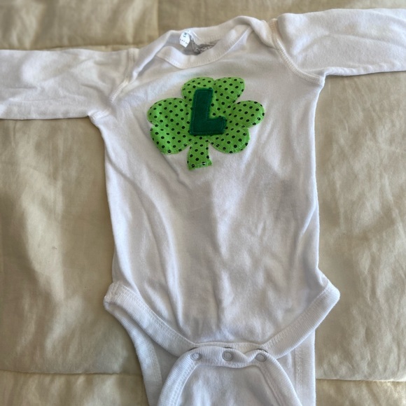 St. Patrick’s Day Shamrock ‘L’ Long-sleeved Onesie - Picture 4 of 6